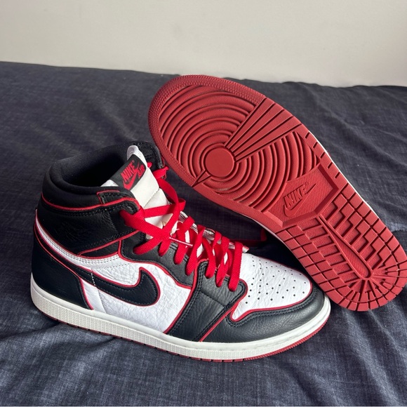 Size 10.5 - Jordan 1 Retro High OG Bloodline 2019 - Picture 1 of 7